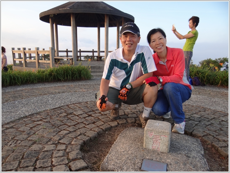 2012-08-13 18-02-56太麻里山三角點留影.JPG